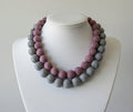 Collar textil artesanal Amanecer con tonos suaves y luminosos en rosa y gris
