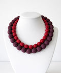 Collar textil artesanal Atardecer con tonos cálidos burdeos y morado
