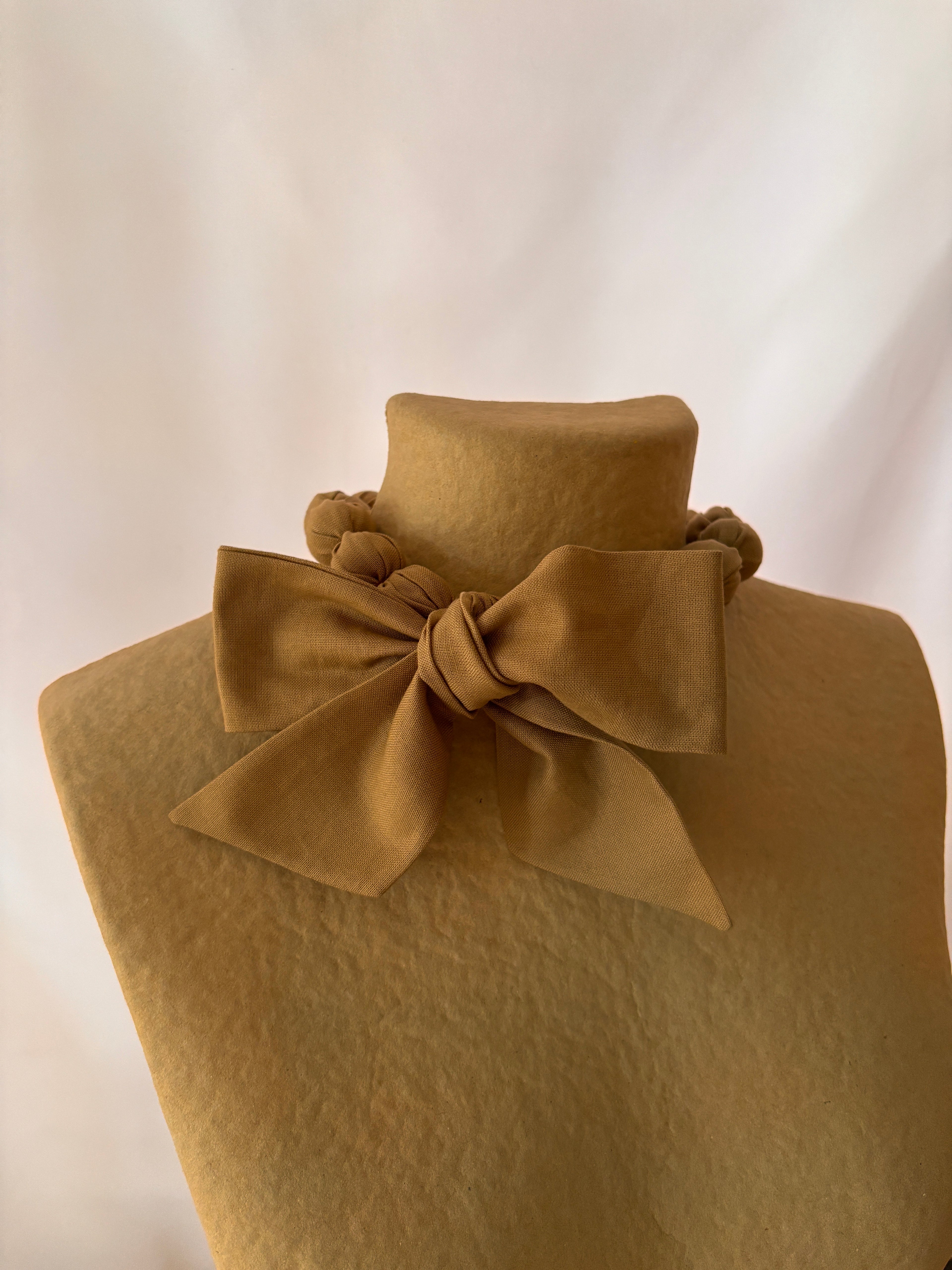 Collar choker beige con lazo