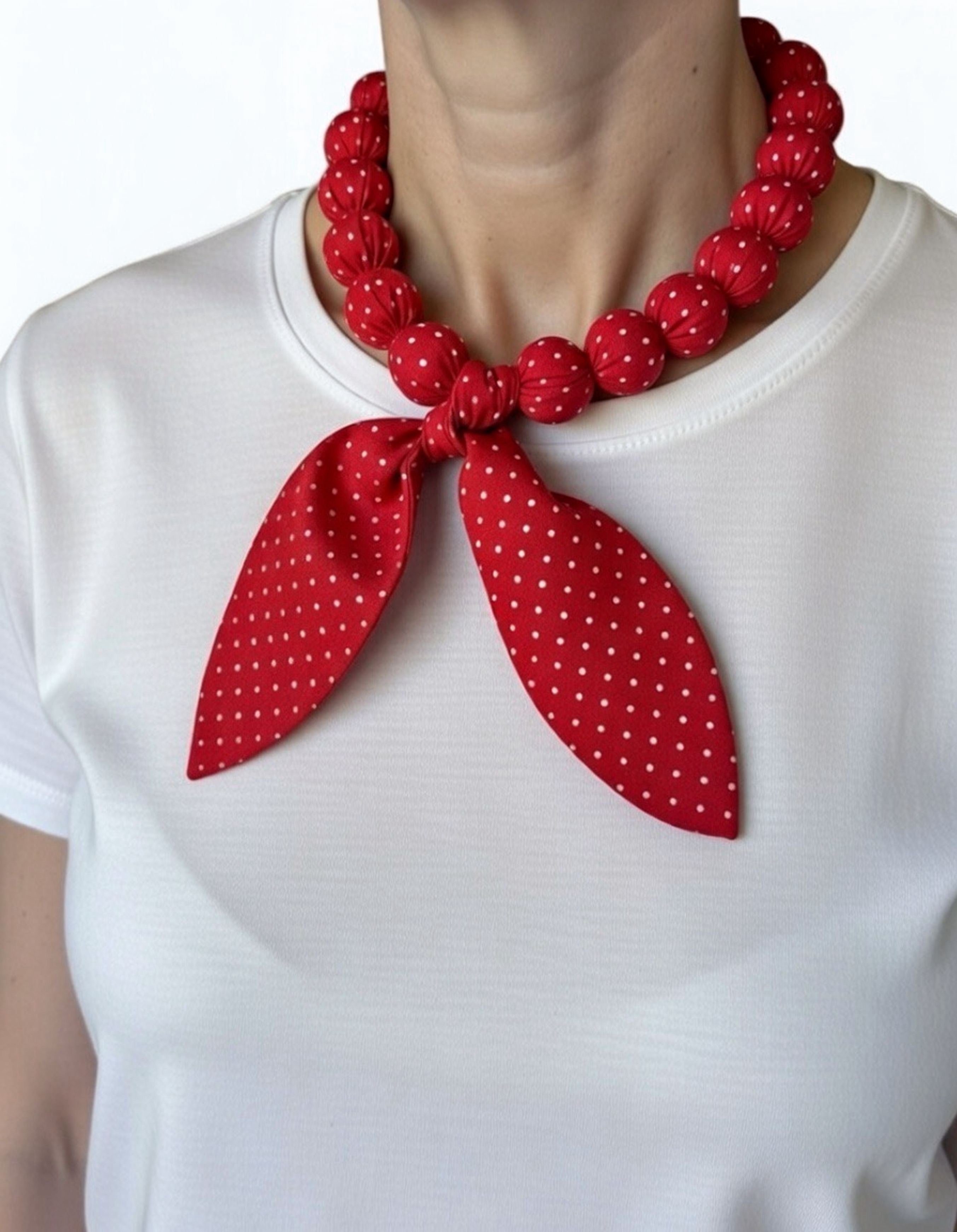 Collar textil artesanal Clavel con diseño  en tonos rojos