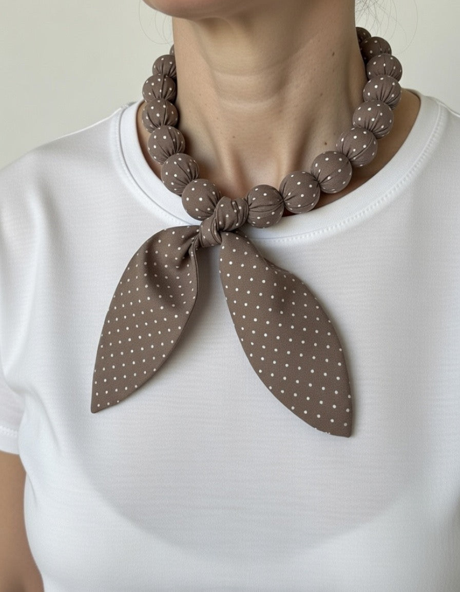 Collar textil artesanal Albero con tonos tierra 
